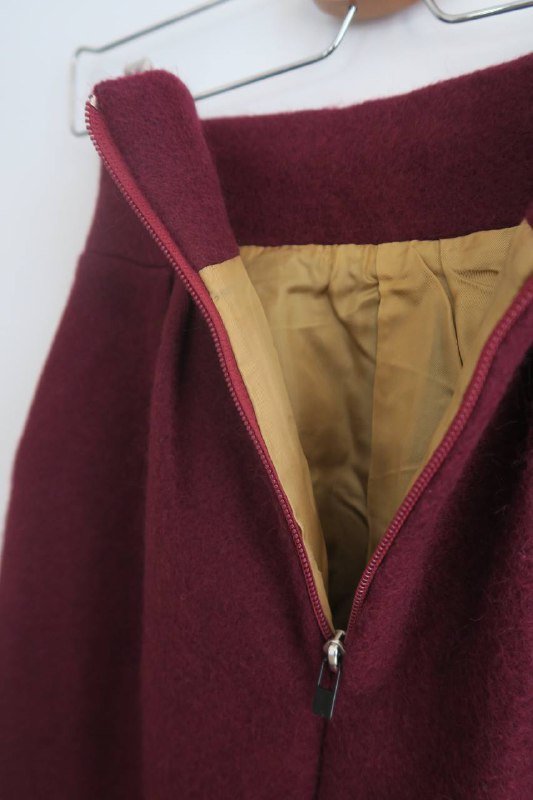 Бордовая шерстяная юбка-карандаш с карманами и складками 2