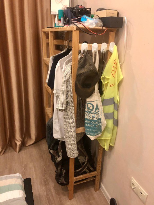 Деревянная стойка с полками и перекладиной для вешалок