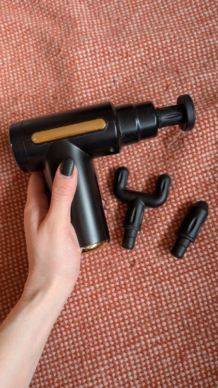 Компактный перкуссионный массажёр с двумя насадками