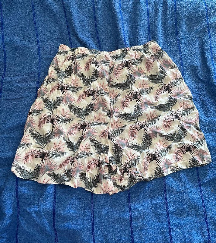 Коралки 37, 38, шапочка для плавания, очки, купальник XS, кофта S, шорты S, юбка S, рубашка XXL, кофеварка 9