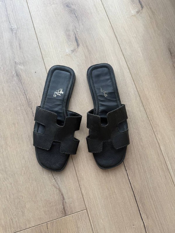 Черное платье S, шлепки Hermes, кепка Nike, очки Prada, подсвечники, бигуди, цепочка, штатив, ремень H&M, комбинезон S 3