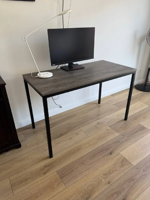 Стол, монитор Lenovo ThinkVision P27u-10 1