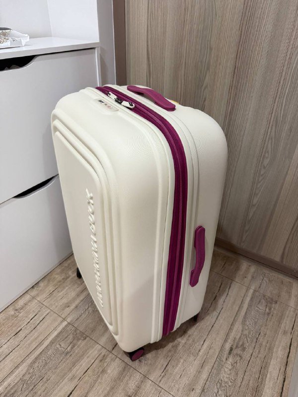 Чемодан 99л вместительный