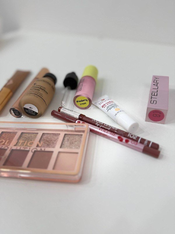 Хайлайтер Charlotte Tilbury, блеск ICONIC London, тональная сыворотка Perricone MD, румяна Made By Mitchell, бальзам Stellary, палетка теней Revolution True Icons