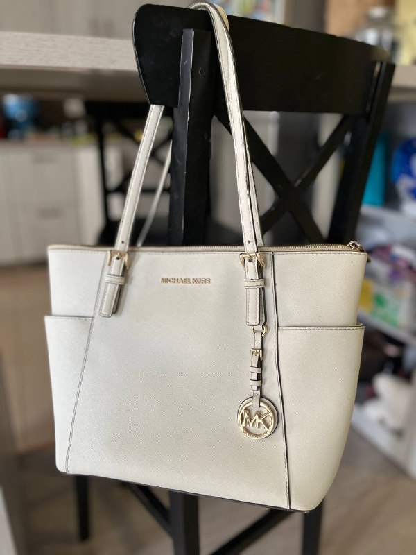 Кожаный тоут, нейлоновая сумка, рубашка Calvin Klein, спрей для волос, резиновые тапки, хайлайтер Essence