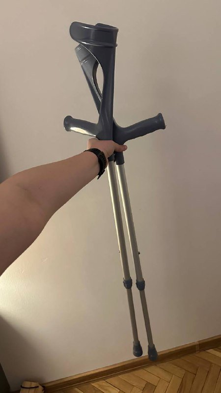 Ортопедический сапог Walker с костылями 3