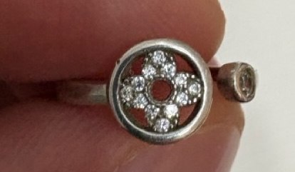 Серебряные серьги, кольца, пижамная рубашка Uniqlo, спортивный топ, стрипы Flamingo, часы SWATCH 4