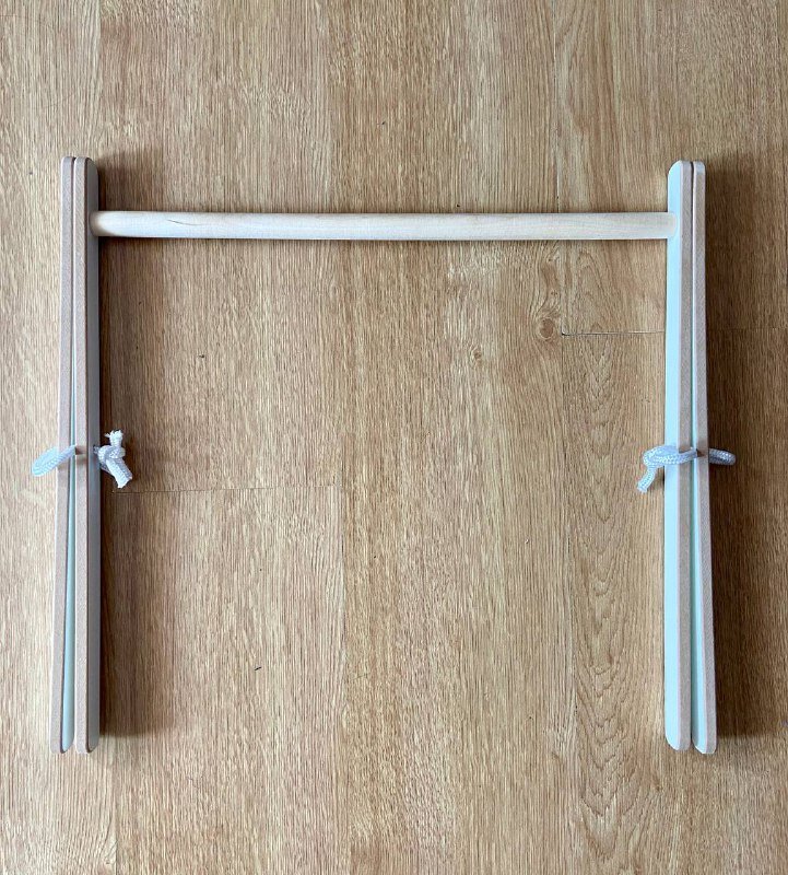 Деревянная стойка тренажер для мобилей и подвесов Монтессори 3