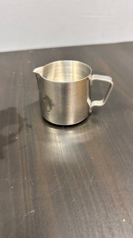 Металлический кувшин, тарелки разной формы