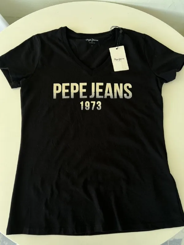 Мужская сорочка Lacoste, женская футболка Pepe Jeans 1
