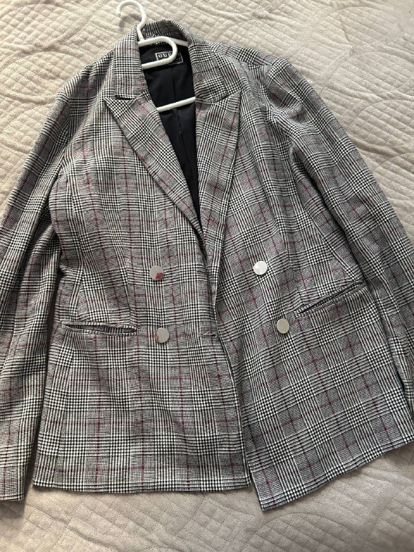 Пиджак guess, Тренч, Комплект кофта+майка, Юбка, Свитер, Кожаные штаны zara, Брюки белые манго, Толстовка nike, Платье bershka, Штаны легкие синие