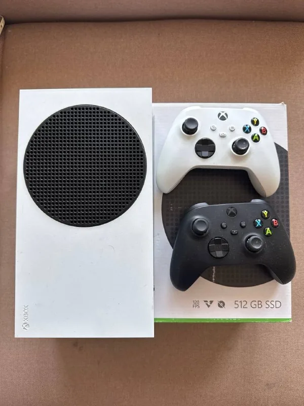 Xbox Series S с 2 контроллерами