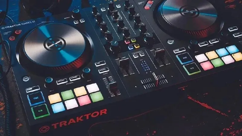 DJ-контроллер Traktor Kontrol S2 MK3