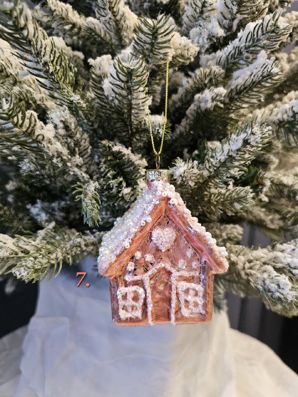 Новогодний декор: шары, украшения, бант, елка в снегу 4