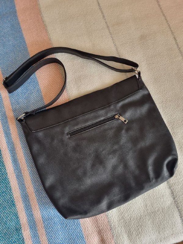 Черная сумка с металлическими элементами, Желто-рыжая сумка с булавкой 3