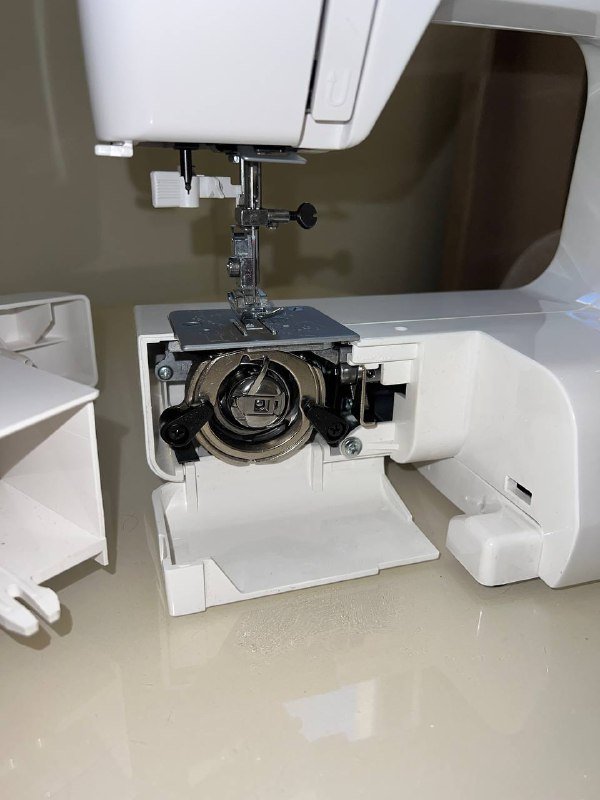 Швейная машинка Janome с педалью и набором аксессуаров 6