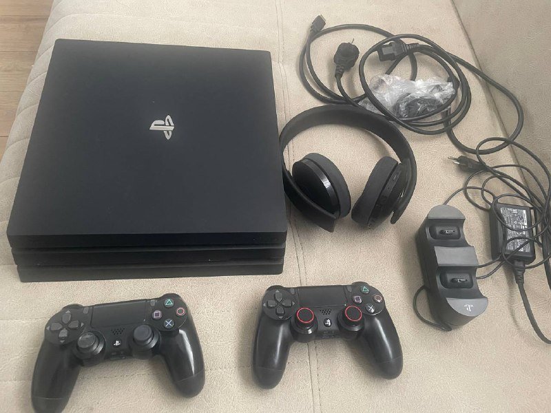 PlayStation 4 pro с двумя джойстиками, наушники, зарядка