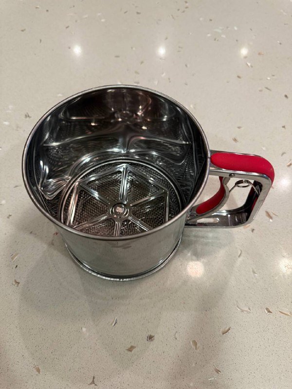 мясорубка с насадками, наборы контейнеров, просеиватель муки, кофемолка, формы для выпечки 8