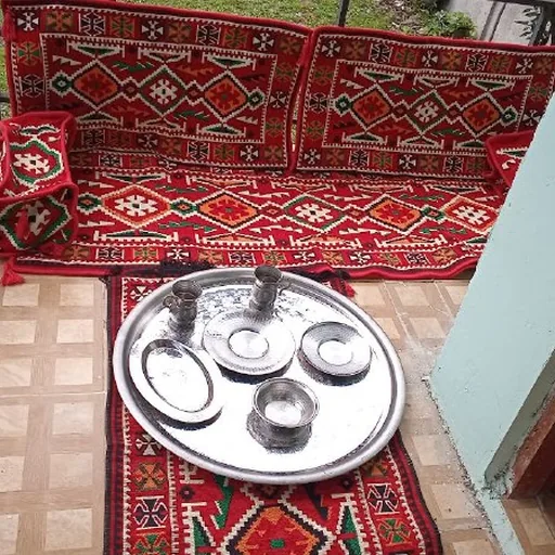 Диван-коврик, подушки, чайный сервиз