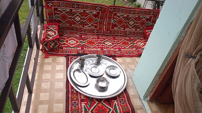 Диван-коврик, подушки, чайный сервиз 1