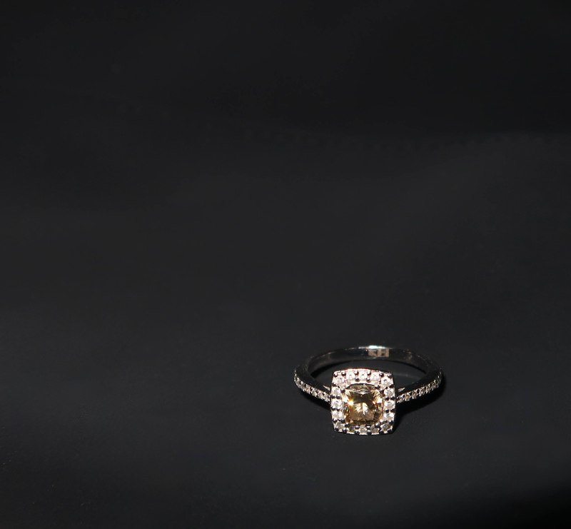 Бриллиантовое кольцо из белого золота 18K