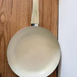 Мусорное ведро, сумка-тележка, сковороды, турка, стакан, термос, бутылка, френч-пресс 5