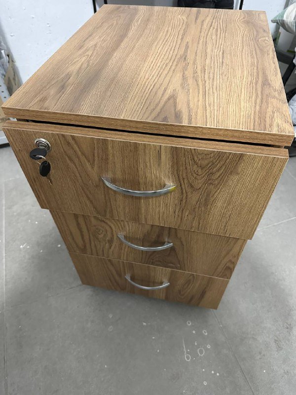 Тумбочка на колесах с тремя выдвижными ящиками 4