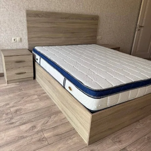 Двуспальная кровать с двумя прикроватными тумбами