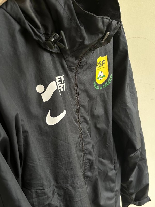Черная куртка-дождевик Nike для ФК Rönninge Salem, размер м 4