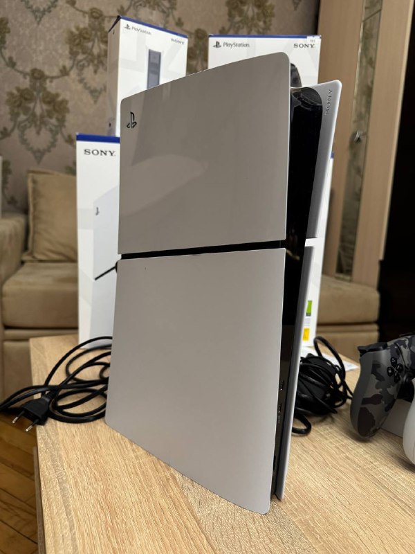 PlayStation 5 1TB (disc), Dualsense controllers, Charging hub 2