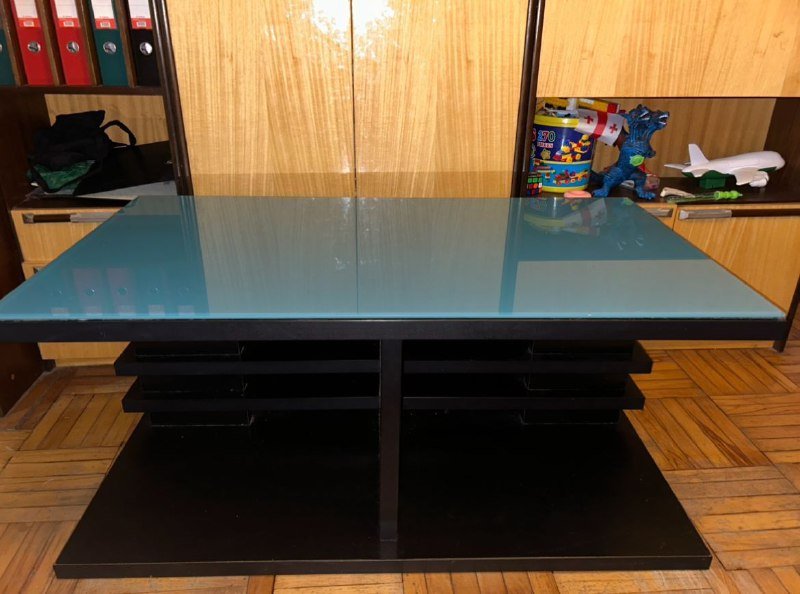 Журнальный стол со стеклянной поверхностью