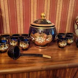 Часы, люстра, столик с зеркалом, шкаф, кровать, тумба, вазы, чашки 9