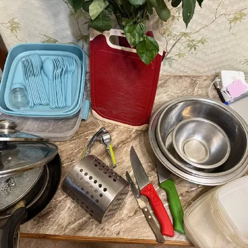 Кухонная посуда, сковородки, миски, ножи, контейнеры