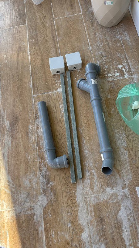 Стройматериалы после ремонта: кабель, клей, плинтус, трубы, переходники 4