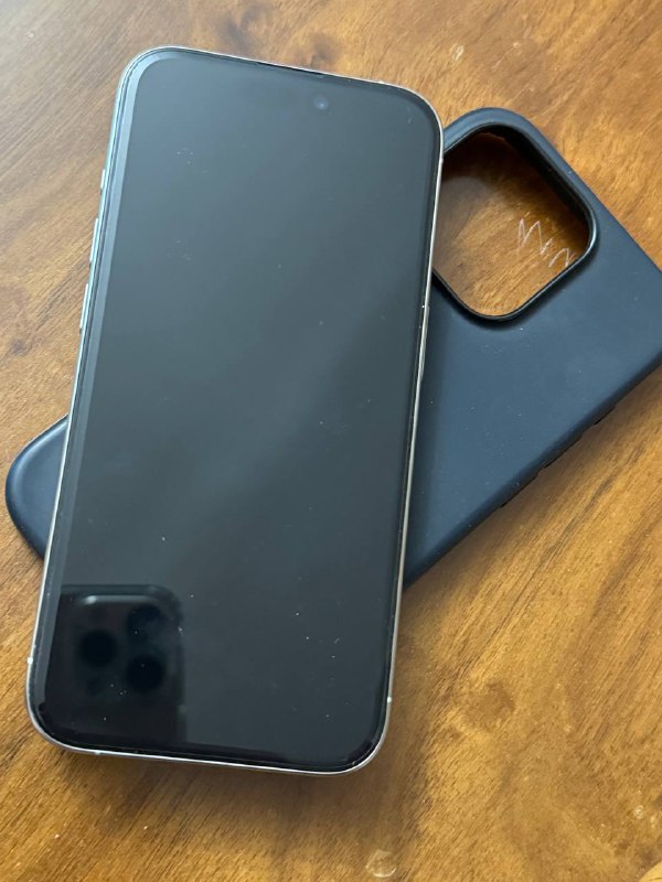 iPhone 15 Pro, 1TB, perfect condition, includes cable and case 2