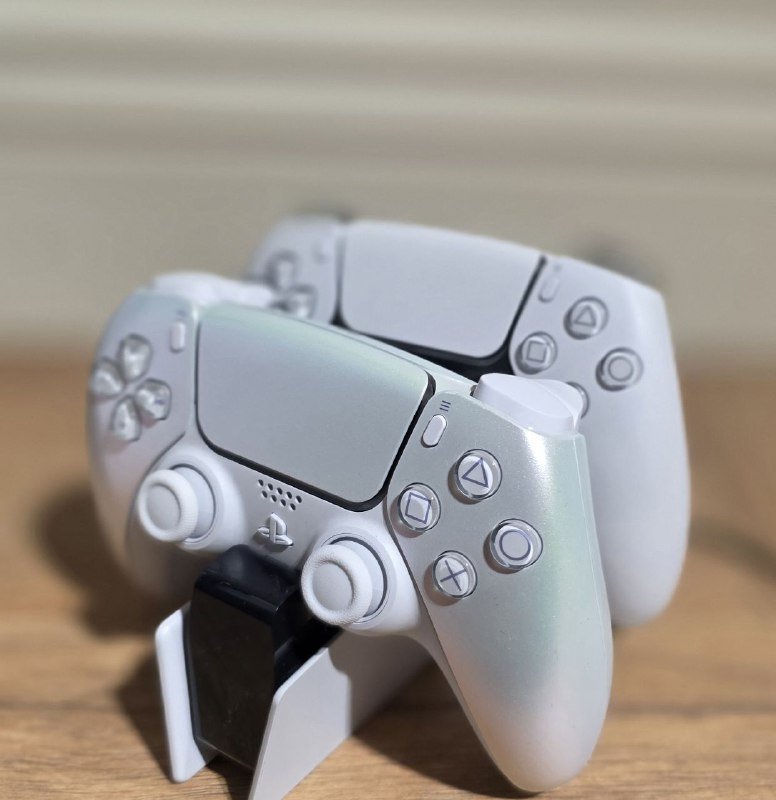 PlayStation 5 Pro, два джойстика, зарядная станция с хабом 2