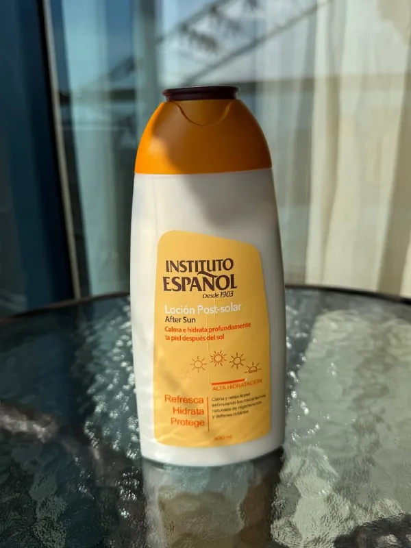 Clarins, стеклянный контейнер, крем после загара, SPF 50, помада, стакан, лопатки, серьги 1