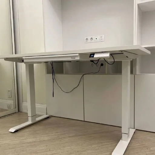Белый компьютерный стол Liftdesk с подъёмным механизмом