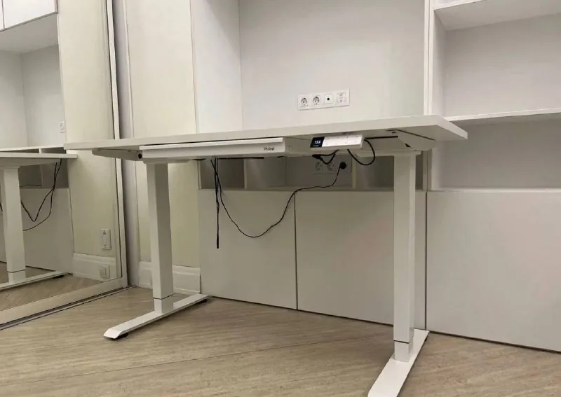 Белый компьютерный стол Liftdesk с подъёмным механизмом