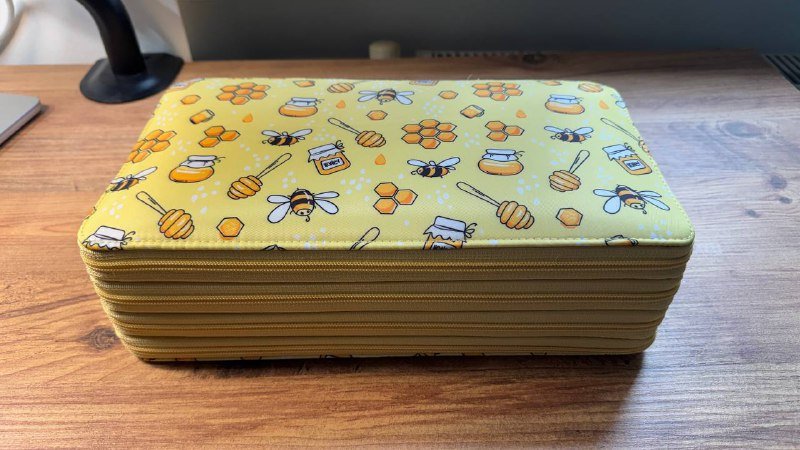 Ручки с блестками, пенал