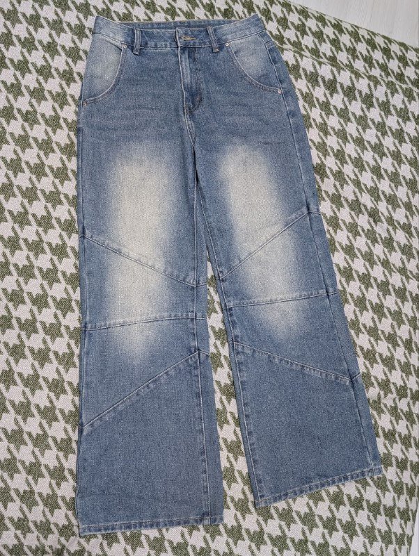 Джинсы, топик, шапка, синяя сумка, красная сумка