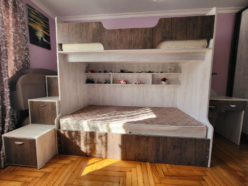 Двухъярусная кровать с матрасами