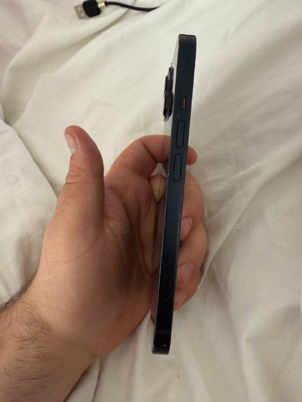 iPhone 13 128 GB в хорошем состоянии с чехлом и зарядкой 2