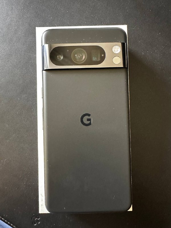 Google Pixel 8 Pro смартфон с аксессуарами 2
