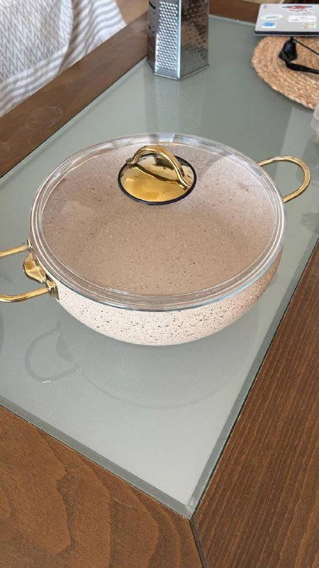 Кастрюля, пластиковые контейнеры, тарелки, дуршлаг, кухонные инструменты