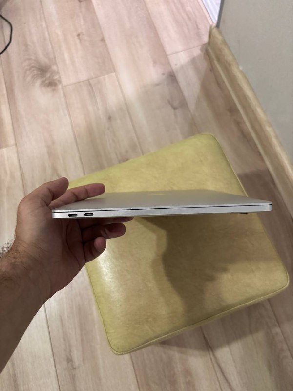 MacBook Pro 2017 i5 8/256GB с пятнами на экране 5