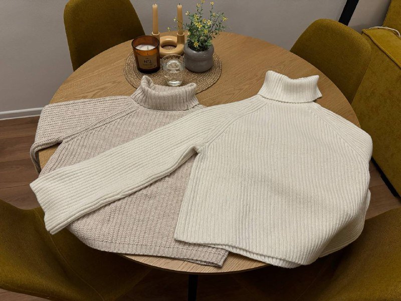 Два свитера размер М