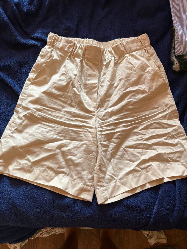 Синее платье, черная желетка, черная кофта, полоска юбка, белые шорты 5