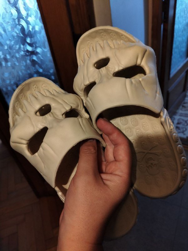 Пассатижи, рулетка, вешалки, покрывало, тапки, кухонные принадлежности, книги 5