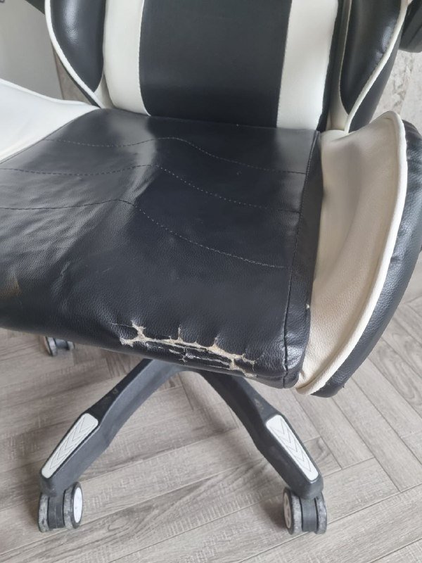 Кресло компьютерное, робот-пылесос Xiaomi, гирлянды, стол рабочий, мониторы, лампа кольцевая 3